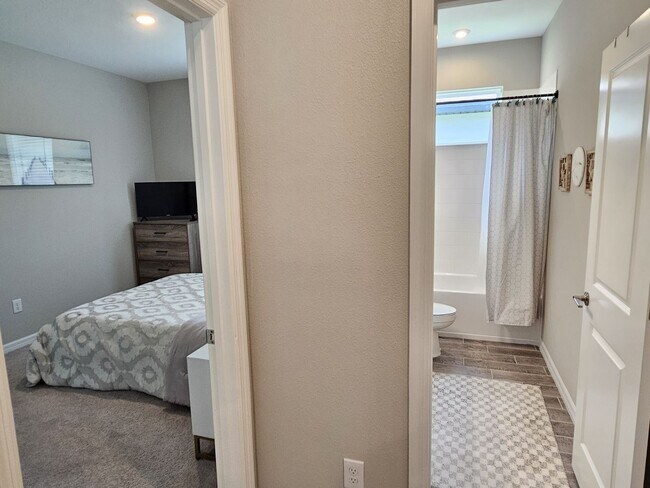 Building Photo - Annual Furnished or Seasonal Short-Term 4 Bedroom 2.5 Bathroom Home in Palmero!