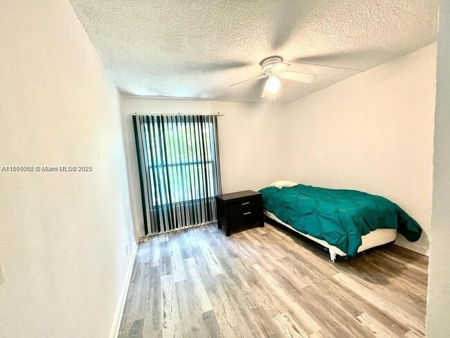 Building Photo - 332 Sunshine Dr