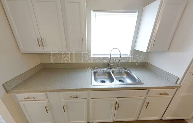 Building Photo - 1358 Prince St