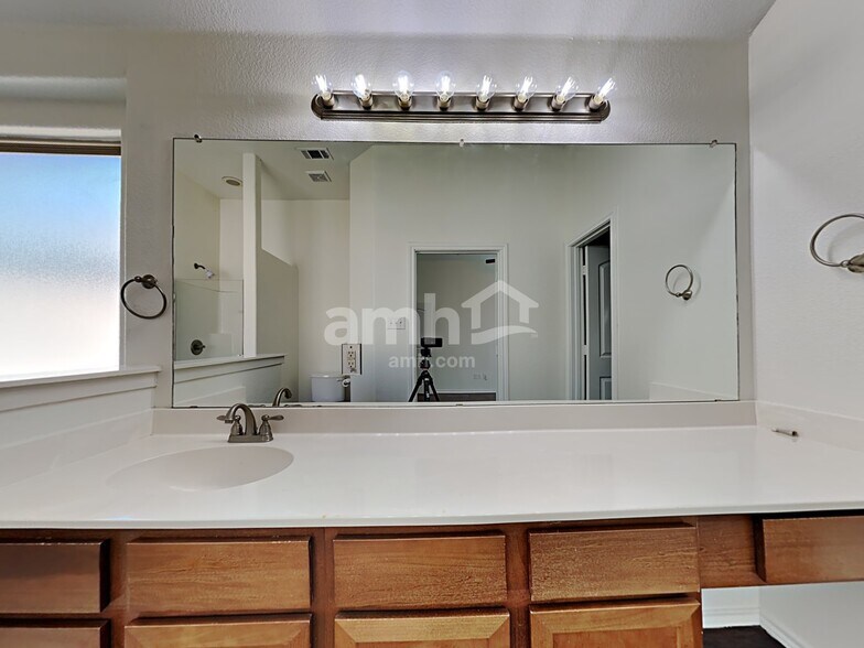 Building Photo - 924 Mesa Vista Dr
