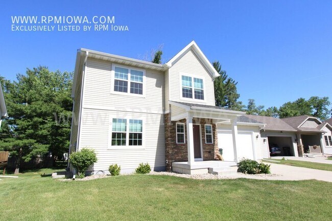 Building Photo - UPDATED KITCHEN!! 3 Bedroom, 2.5 Bath Home...