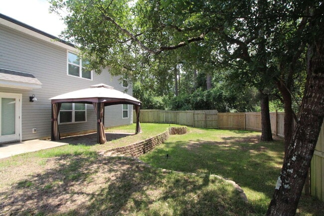 Building Photo - Spacious 5-Bedroom Home Near NAS with Move...