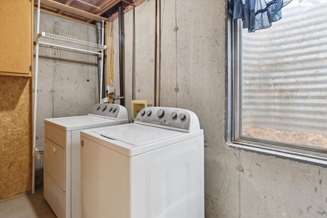 Building Photo - Charming 2-Bedroom 2 Bathroom Townhome with Finished Basement In Prime Lafayette Location!