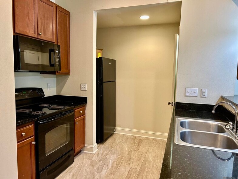 Building Photo - 2137 S Commerce Ave