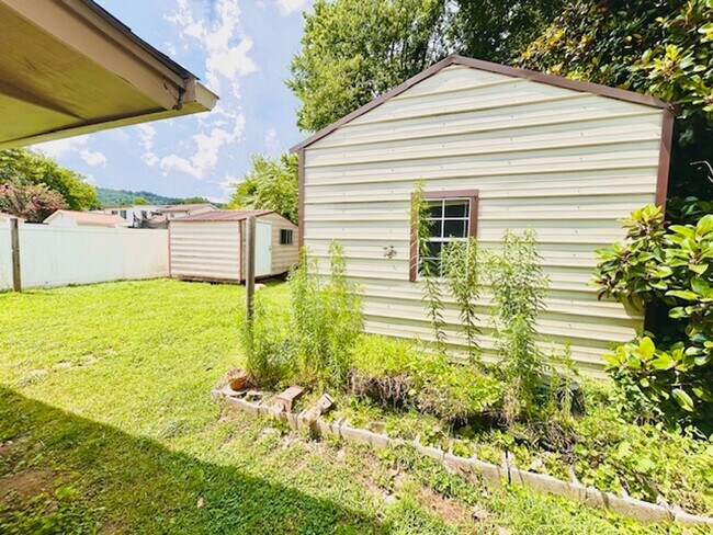 Building Photo - MOVE IN SPECIAL- $300 Off First Month's Rent-MOVE IN READY BRICK HOME!