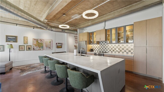 Building Photo - 222 Losoya St