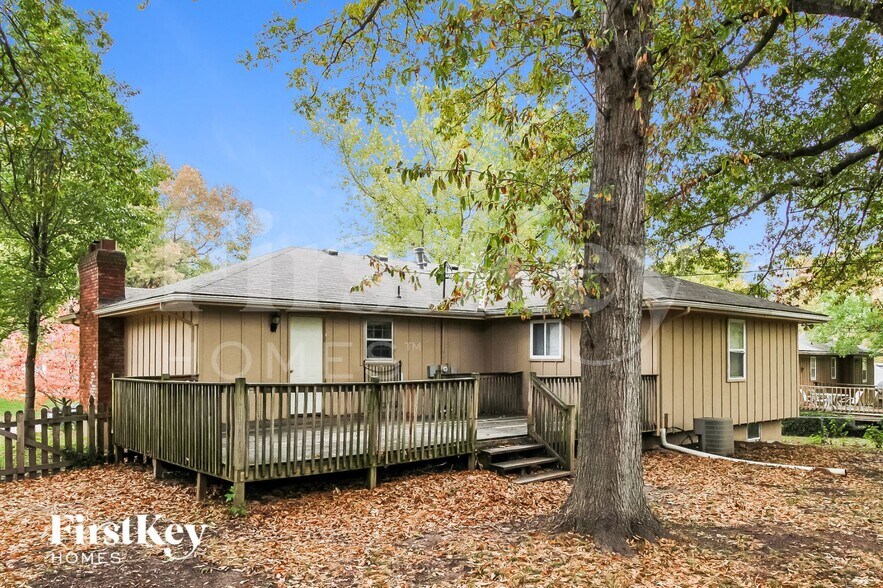 Building Photo - 704 Melrose St