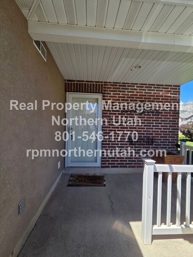 Building Photo - Lovely 2 Bedroom Townhome in Harrisville Available!!