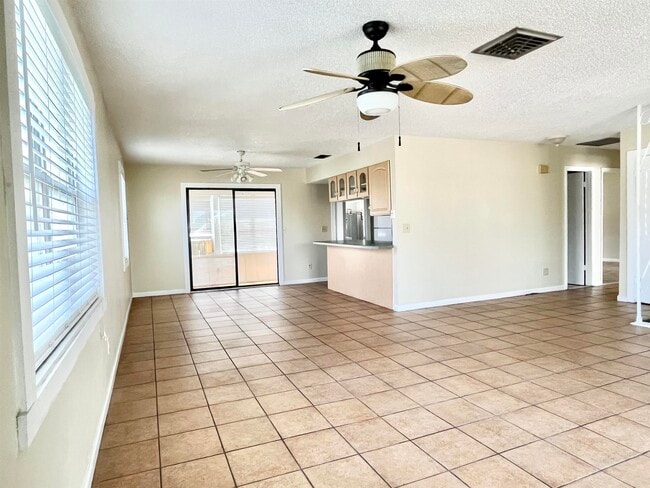 Building Photo - 13 E St