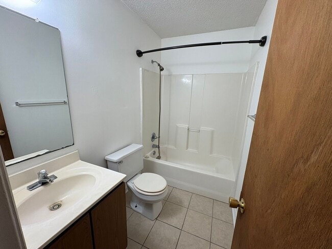 Building Photo - Great two bedroom two bath duplex in Old Hunters Creek. Just minutes to Camp Lejeune main gate, a...