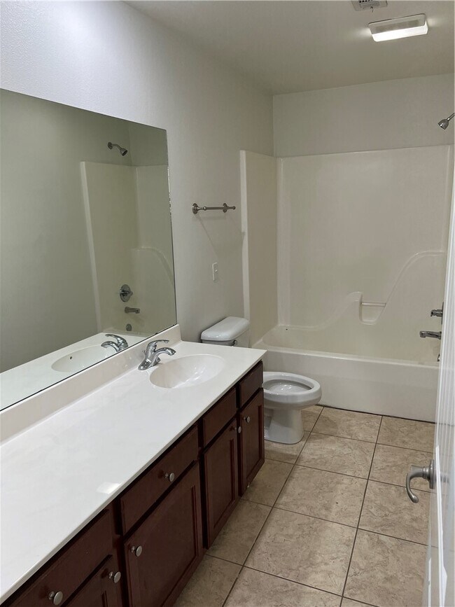 Building Photo - 2814 Vly W Ct