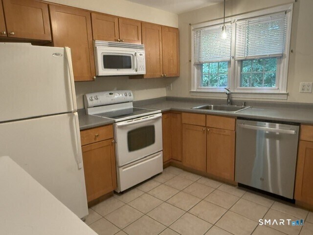 Building Photo - 453 Robin Ct
