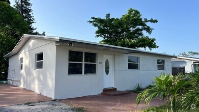 Building Photo - Come see this beautiful 4/2 single family ...