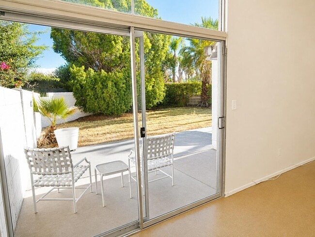 Building Photo - 866 N Topaz Cir