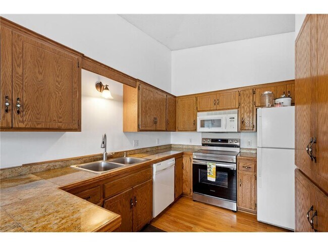 Building Photo - 14797 Lower Endicott Way