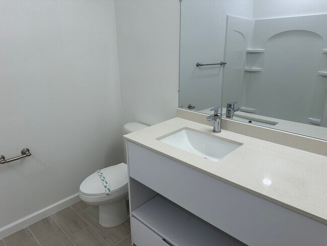 Building Photo - Spacious 2-Bedroom + Den Apartment in Prim...