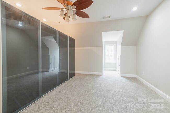 Building Photo - 850 Athenian Dr