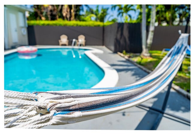 Building Photo - 425 NE 105th St