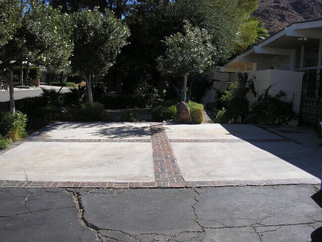 Front Parking area - 835 N Rose Ave