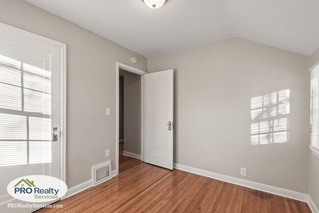 Building Photo - 3 Bedroom Home in North St. Paul