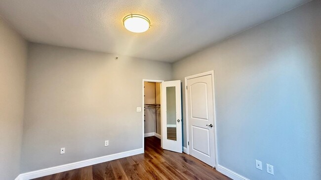 Building Photo - Bright 1BR/1BA w/ City Views, Amenities and just Steps to Embarcadero -AMSI