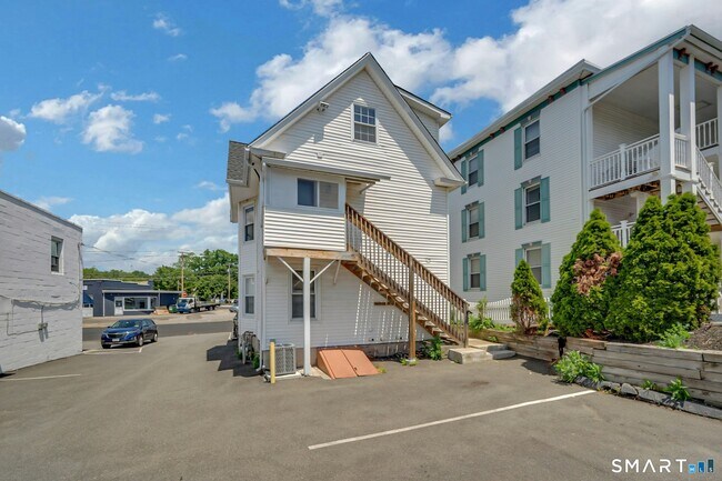 Building Photo - 125 Tunxis Hill Rd