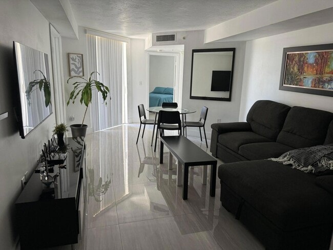 Building Photo - 102 SW 6th Ave