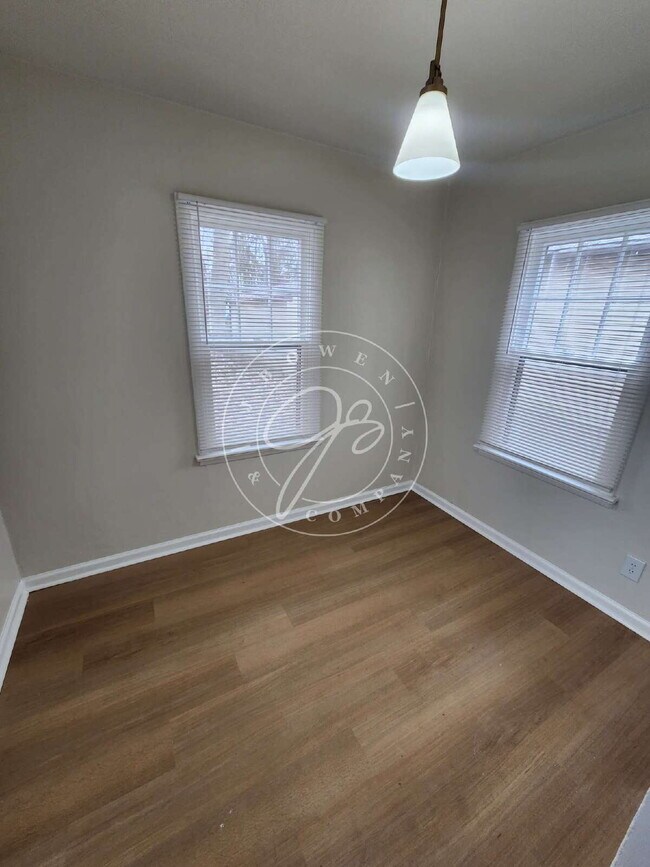 Building Photo - "Charming 2-Bedroom Retreat on Birkdale Road with Cozy 700 sq ft Layout in Toledo!"