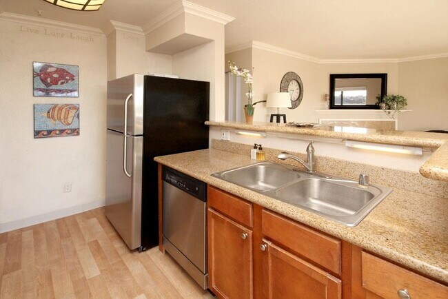 Building Photo - Open House Sunday December 7th 1-2pm  Beautiful Santa Cruz  Townhome in Prime Westside Location.