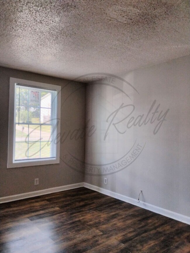 Building Photo - Two Bedroom Townhouse with deck near Trini...