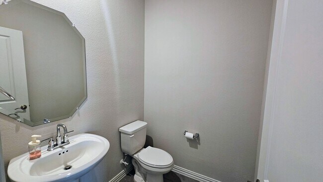Building Photo - Spacious Ventana Home with all appliances!