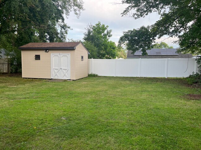 Building Photo - 107 Crescent Dr