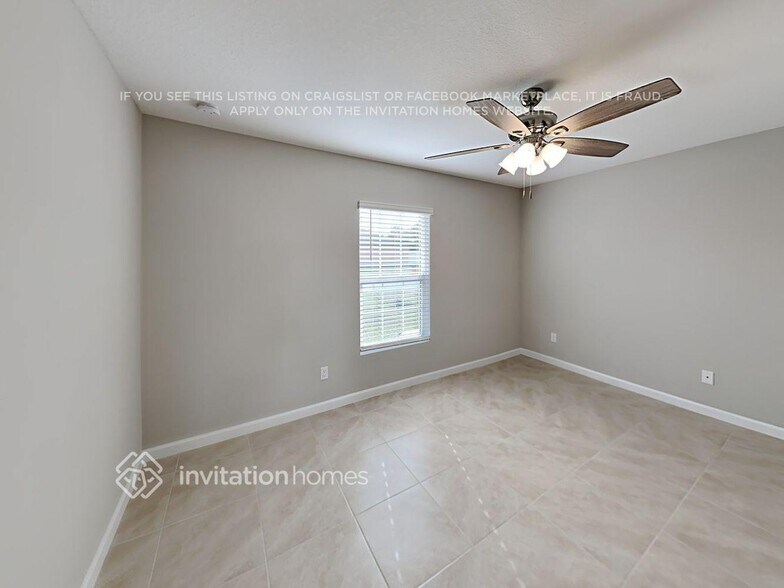 Building Photo - 453 SW Leona Dr