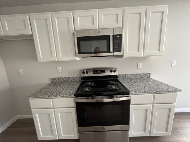 Building Photo - Beautiful 4 Bedroom Home with Huge yard!