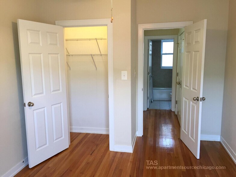 Building Photo - 4838 N Wolcott Ave