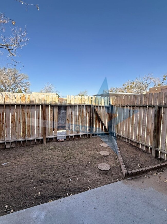 Building Photo - 3 Bed Condo W/ yard!