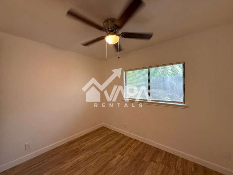 Building Photo - 7718 Gallant Ridge Dr