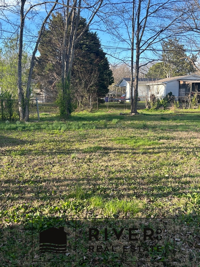 Building Photo - 520 W Collier Ave