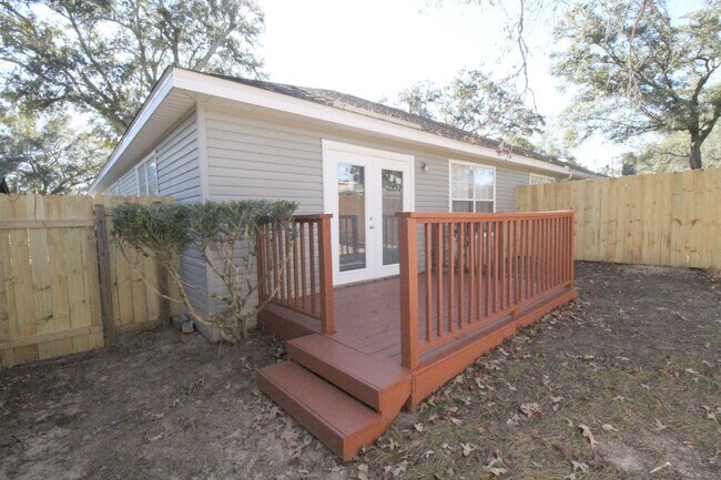 Building Photo - Northeast Pensacola 2BR, 2BA End-Unit Townhome Near Davis Hwy & UWF with Stainless Appliances, Fe...