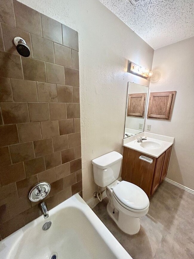 Building Photo - 2 Bedroom 2 bath in BIG COUNTRY GDN HMS