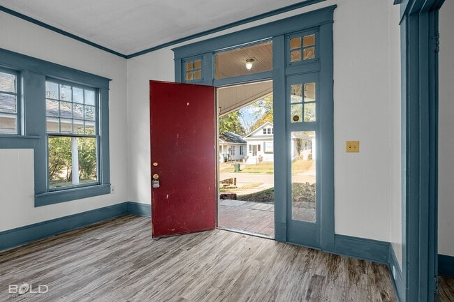 Building Photo - 3 Bedroom 1 Bath