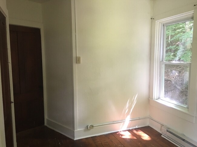 Building Photo - 139 Railroad St