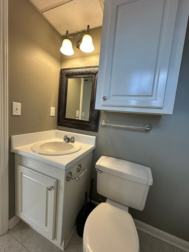 Building Photo - 2 bedroom/1.5 bath end unit townhome in gr...