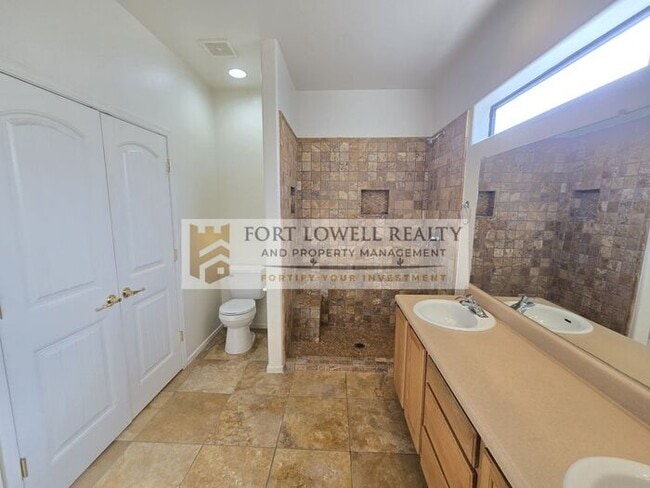 Building Photo - Spacious 3-Bed / 2-Bath Home in Central Tucson with A-Mountain Views!