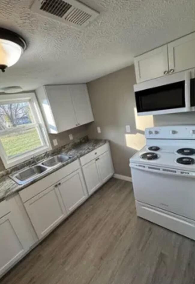 Building Photo - 2 bedroom/1 bath w/carport