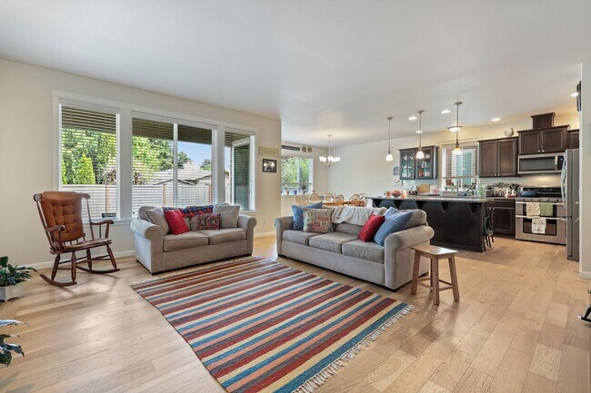 Building Photo - 5 bedroom high efficient home - Olympia Sc...