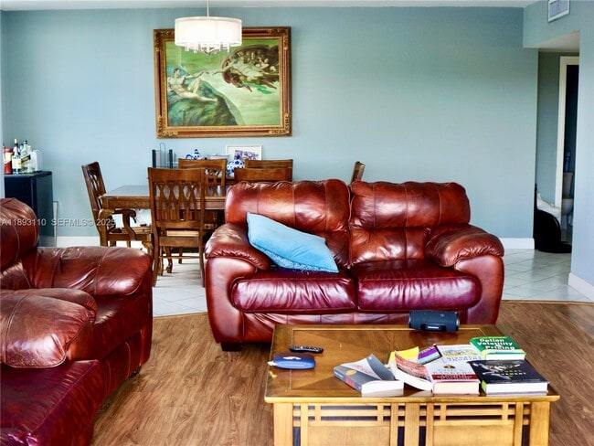 Building Photo - 300 Bayview Dr