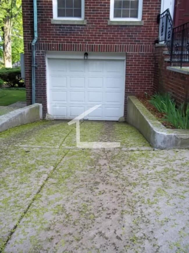 Building Photo - Single-Family House, High-End Appliances, Garage Parking, Central Heat/AC