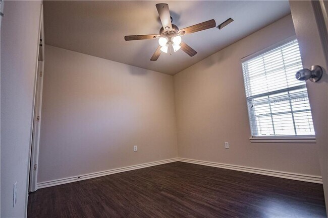 Building Photo - 912 Oakwood Ln