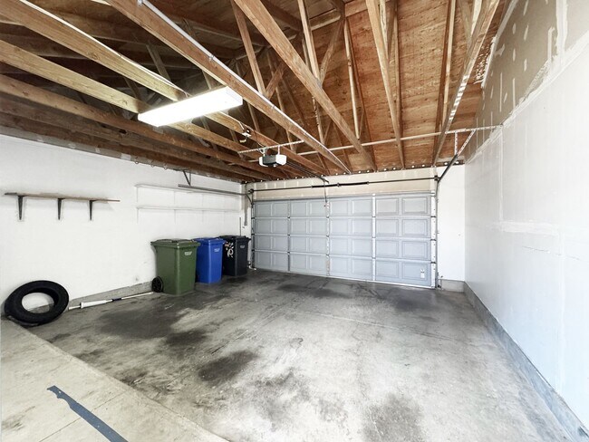 Building Photo - Pet Friendly Ewa Beach Townhouse with Cent...